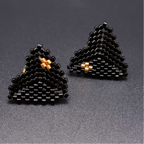 Boucles d'oreilles Clous Coeur Noir  tissées Brick Stitch en Perles Miyuki Delica