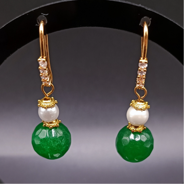 Boucles d'oreilles  crochets en Jade et Nacre Blanche