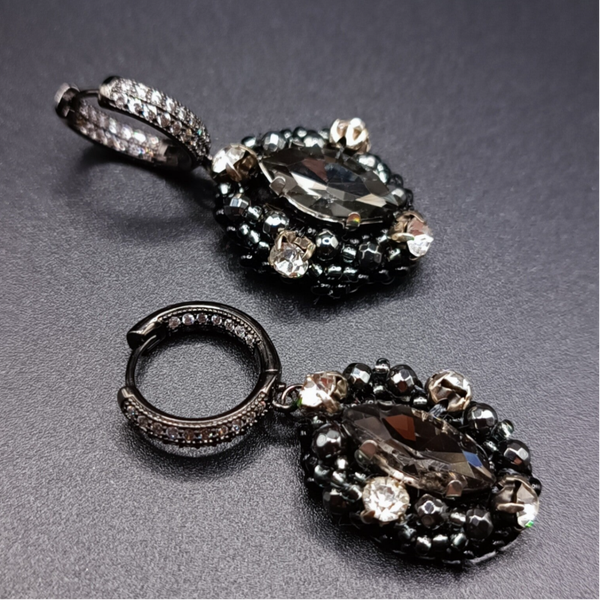 Boucles  d'oreilles  Creoles en Cristaux  Diamant Noir et Perles Roccailles