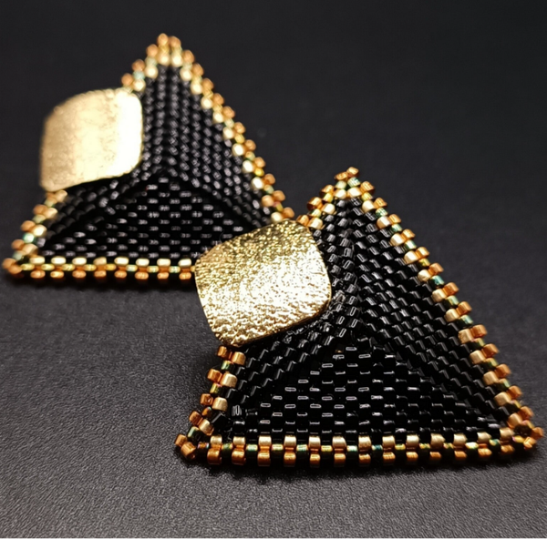 Boucles d'oreilles Clous Noir et Doré tissées Brick Stitch en Perles Miyuki Delika