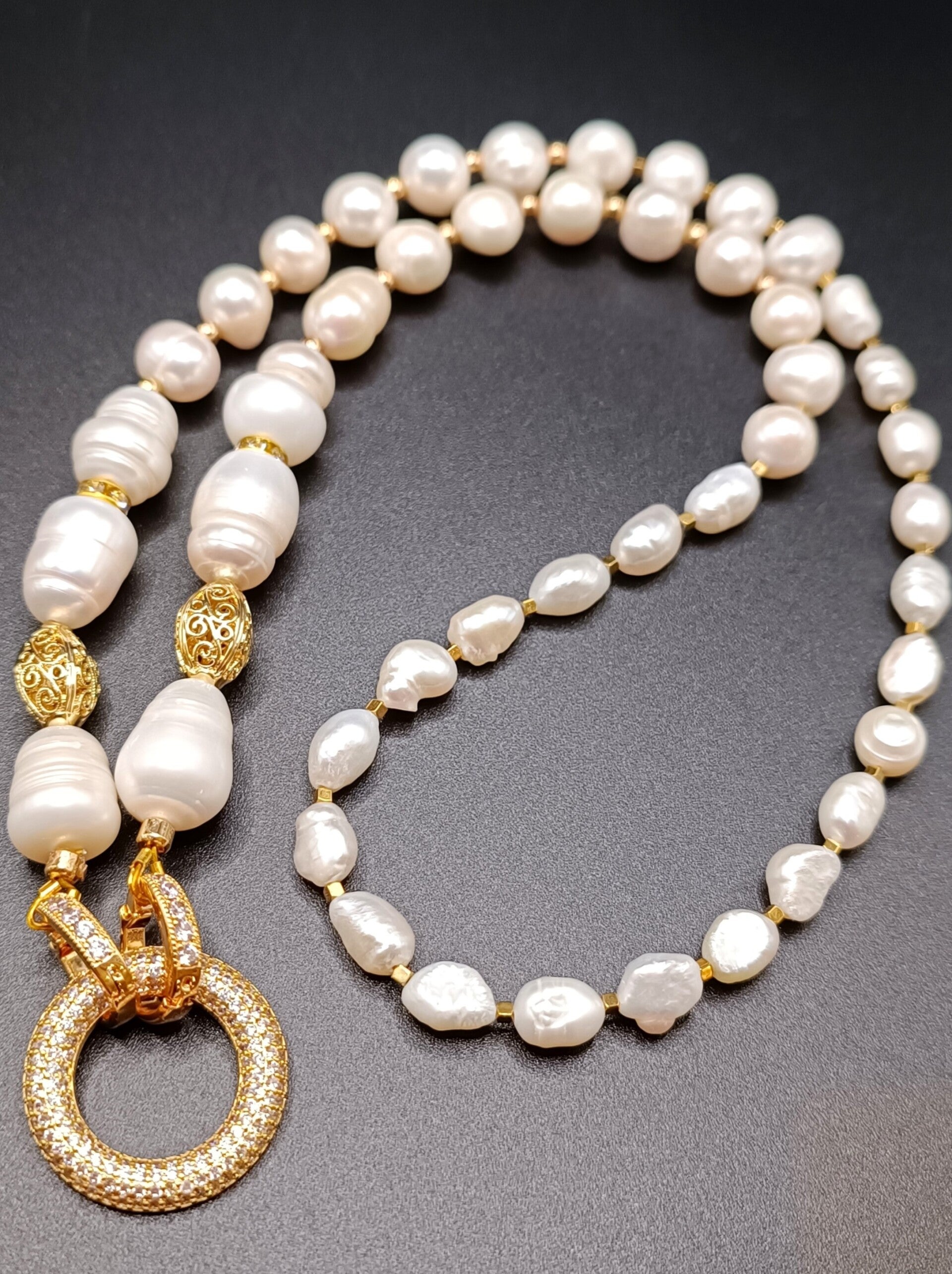 Collier Sautoir en perles degradée de Nacre Blanche Baroque sertié l'Or vermeil 18K en Zircone