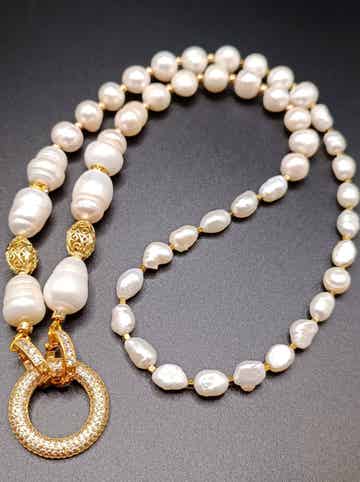 Collier Sautoir en perles degradée de Nacre Blanche Baroque sertié l'Or vermeil 18K en Zircone