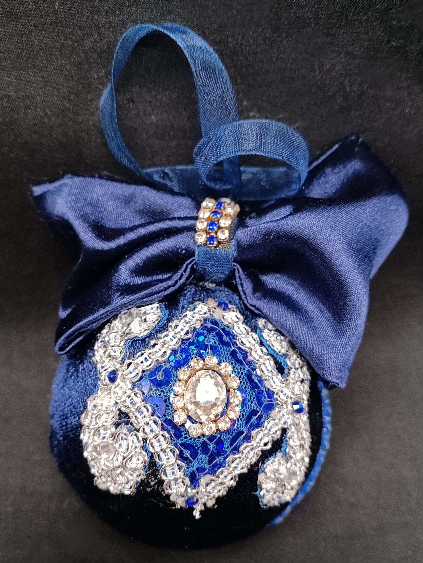 Boule de Noel Artisanale en velours Bleu Foncé décorées de moulures d'art