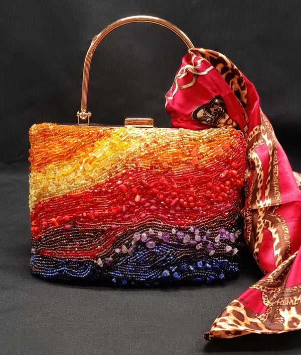 Sac de Soirée Minaudiére Clatch en velours Blue brodée en perles et pierres natureles  avec fermoir Clapet Dore