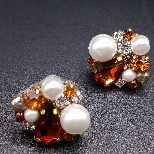 Boucles d'oreilles Clous  Freeform en Cristaux Cognac, Nacre Blanche et Perles Roccailles Toho