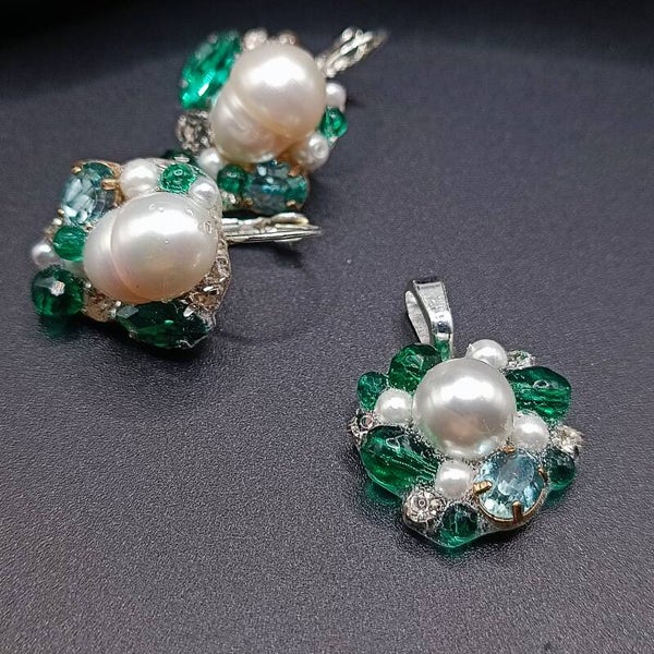 Boucles d'oreilles Clips Freeform en Nacre Blanche,Cristaux Vert émeraude, Perles