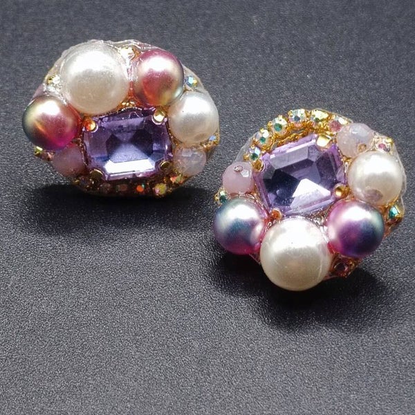 Boucles d'oreilles Clous Freeform  en Cristal Violet Lavander, et Nacre Blanche