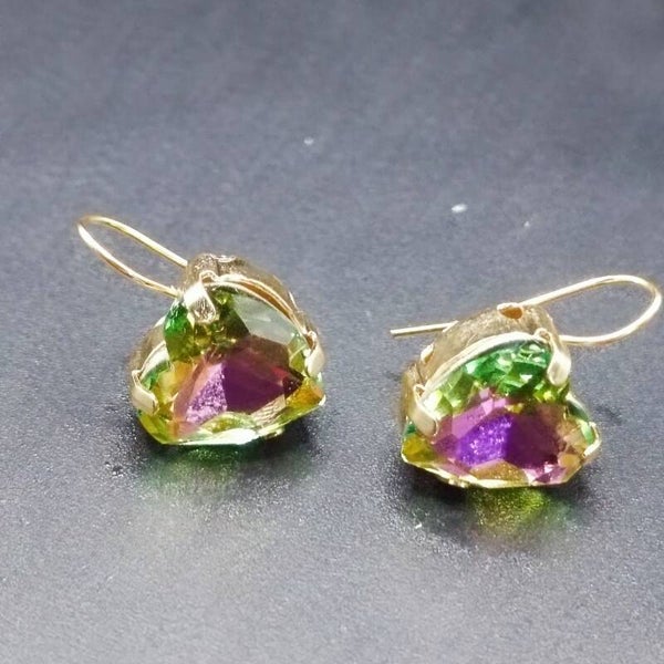 Boucles d'oreilles Crochets Freeform en Cristal Vert&Rose Boréale en forme de Coeur