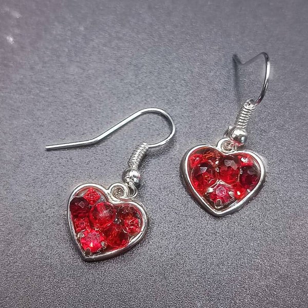 Boucles d'oreilles Crochets Freeform en Cristal Rouge en forme de Coeur