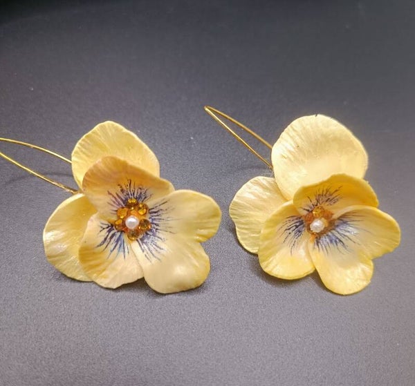 Boucles d'oreilles Crochets Long "Les Pensées Vanille " en Cernit - pâte polymère