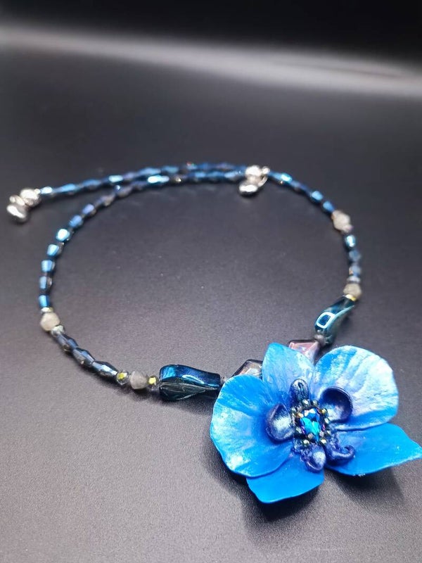 Pendentif Carabine "Orchidée Bleue Nacrée" en Cernit - pâte polymère