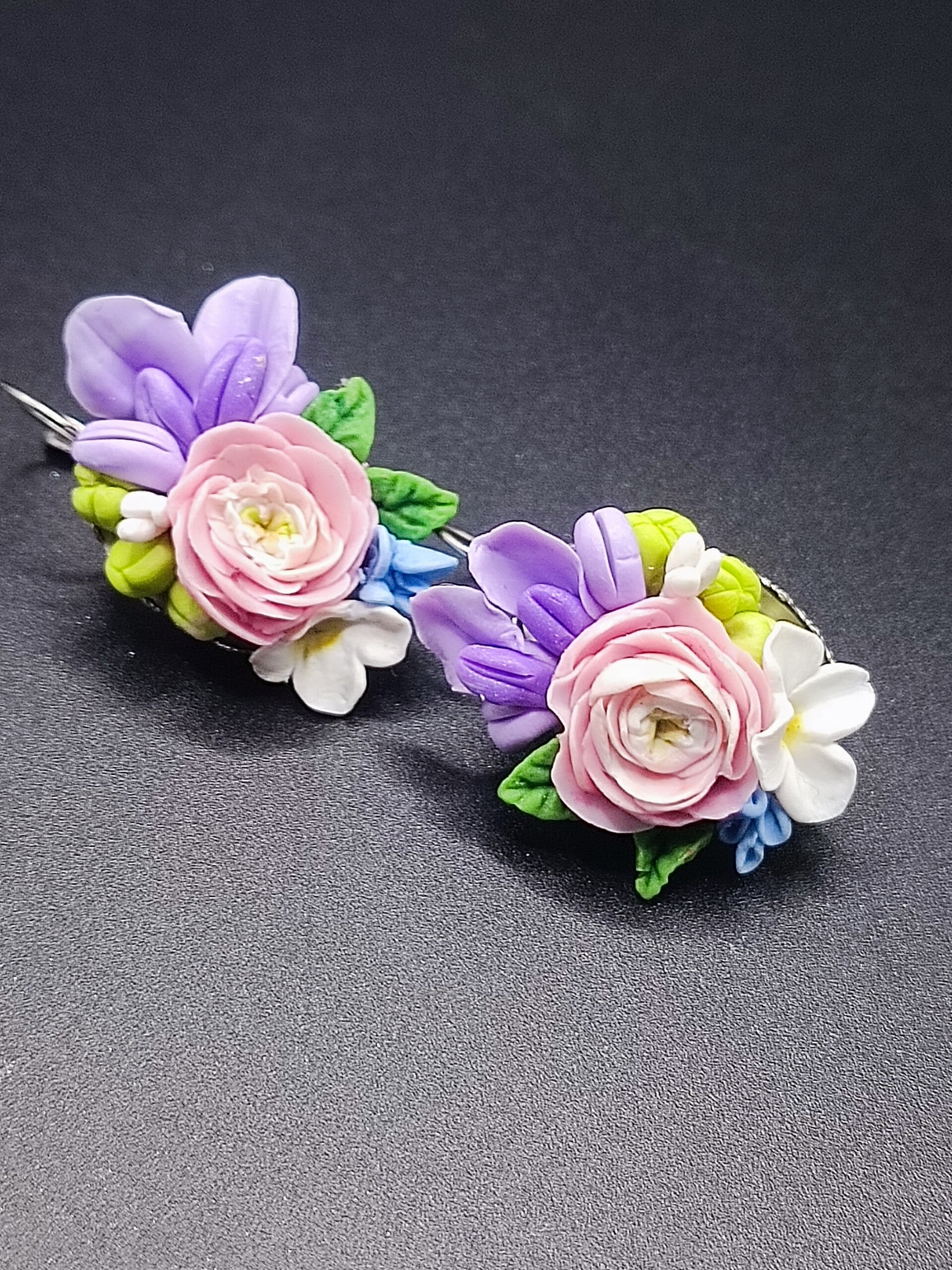 Boucles d'oreilles Dormeuses petit bouquet "Agnés" en Cernit - pâte polymère