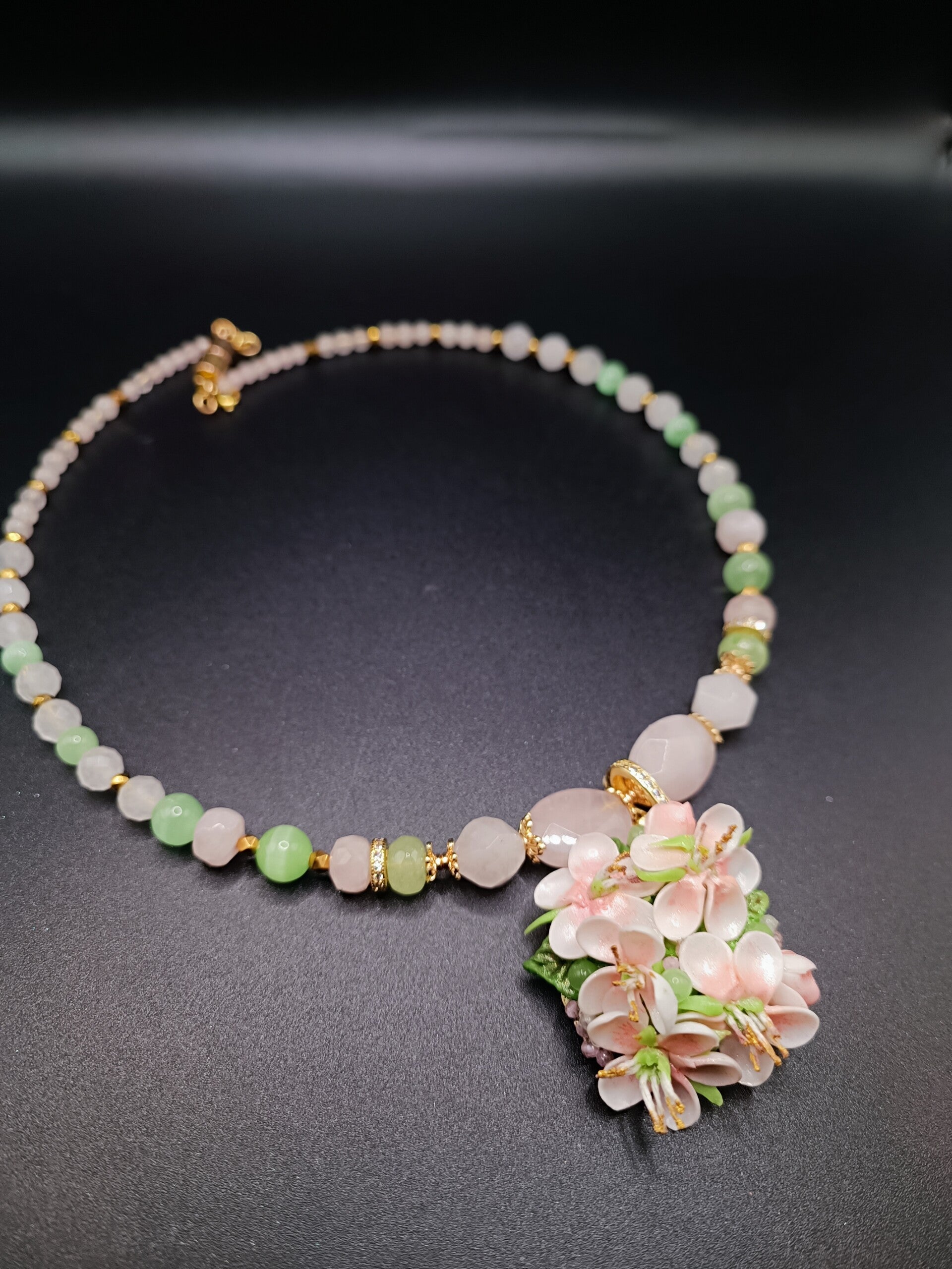 Collier "Fleurs d'Amandier"de collection "Assorti" en Cernit et pierres naturelles  Quartz Rose, Chrysoprase, Chrysobéryl