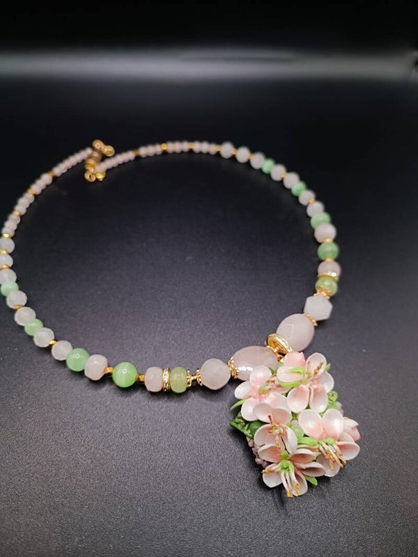 Collier "Fleurs d'Amandier"de collection "Assorti" en Cernit et pierres naturelles  Quartz Rose, Chrysoprase, Chrysobéryl