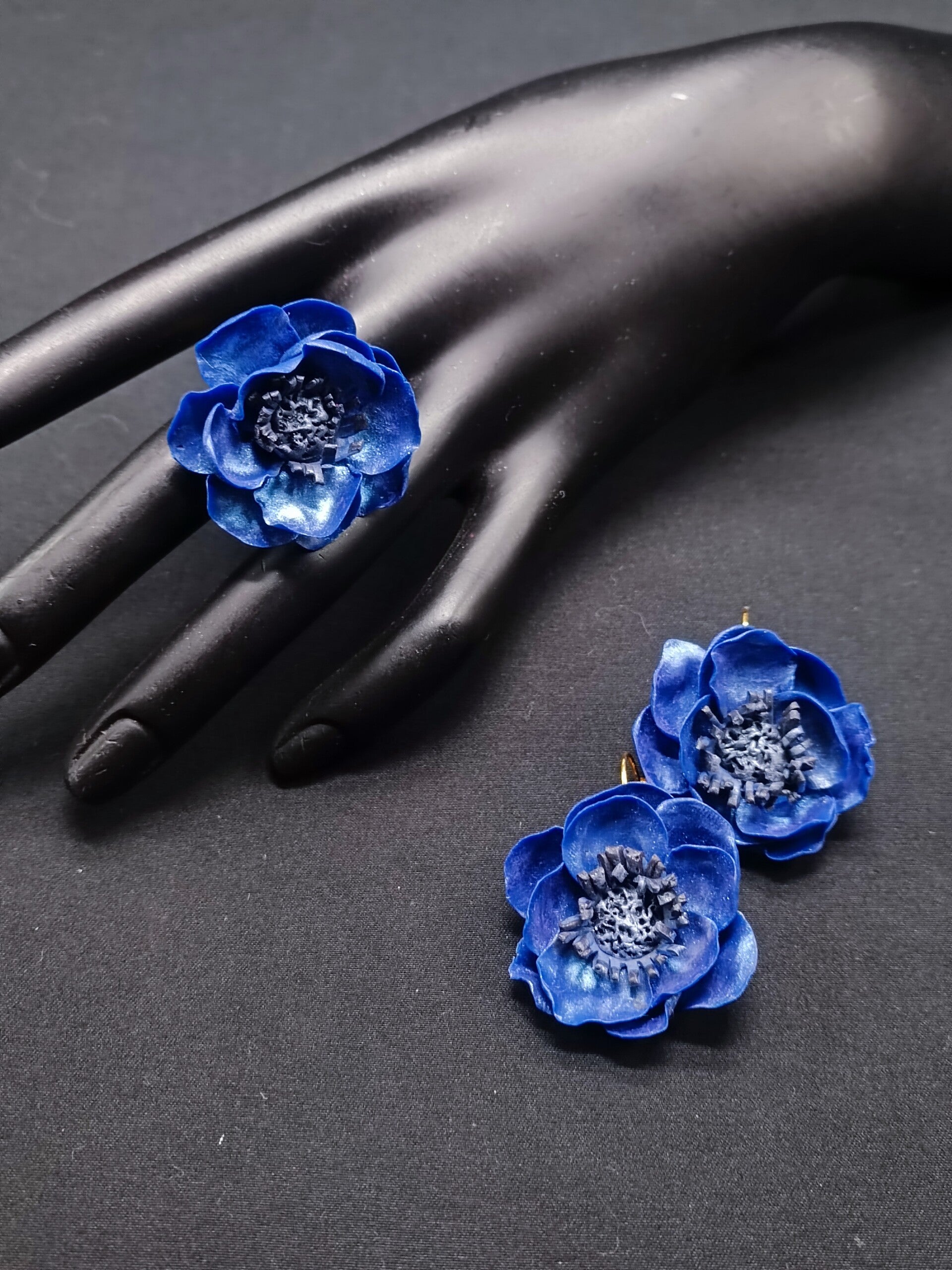Boucles d'oreilles Dormeuses "Anemones Bleu" en Cernit - pâte polymère