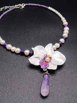 Collier Ras de cou "Orchidée Blanche Nacrée - Violette " en Cernit  - pâte polymère, Nacre Blanche et Amethyste