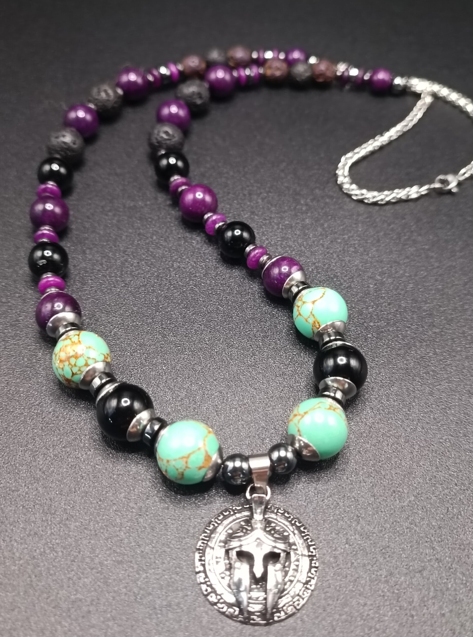 Collier Bohème Homme en Jaspe Ocean, Calcite, Lave, Onyx Pendentif - Casque de chevalier templier médiéval en Acier