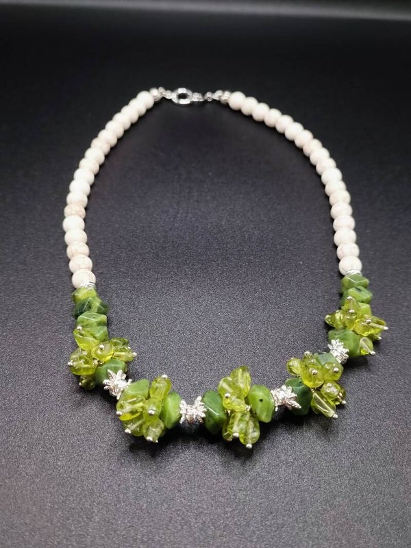 Collier ART-Assorti sautoir en Howlite & Peridote