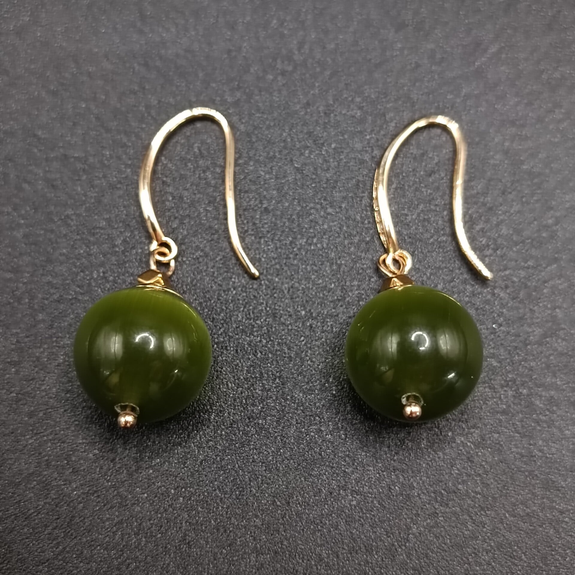 Boucles d'oreilles Crochets en Oeil de Chat/ Chrysobéryl & Nacre Blanche