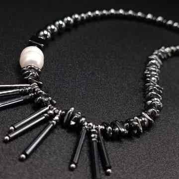 Ras de cou "Galatée" en perles de Hematite et Nacre Blanche
