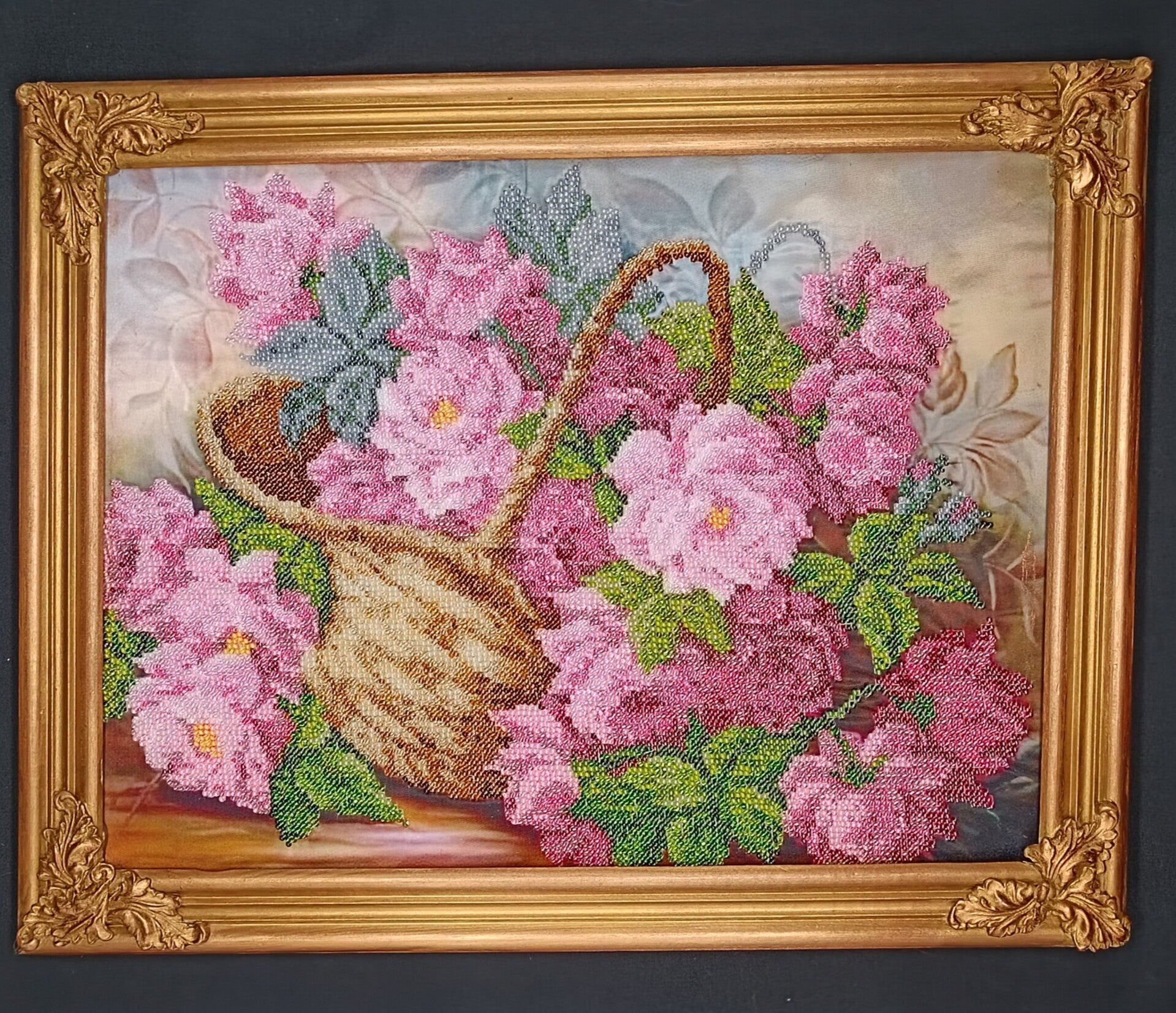Tableau brodé en perles "Roses dans un panier"