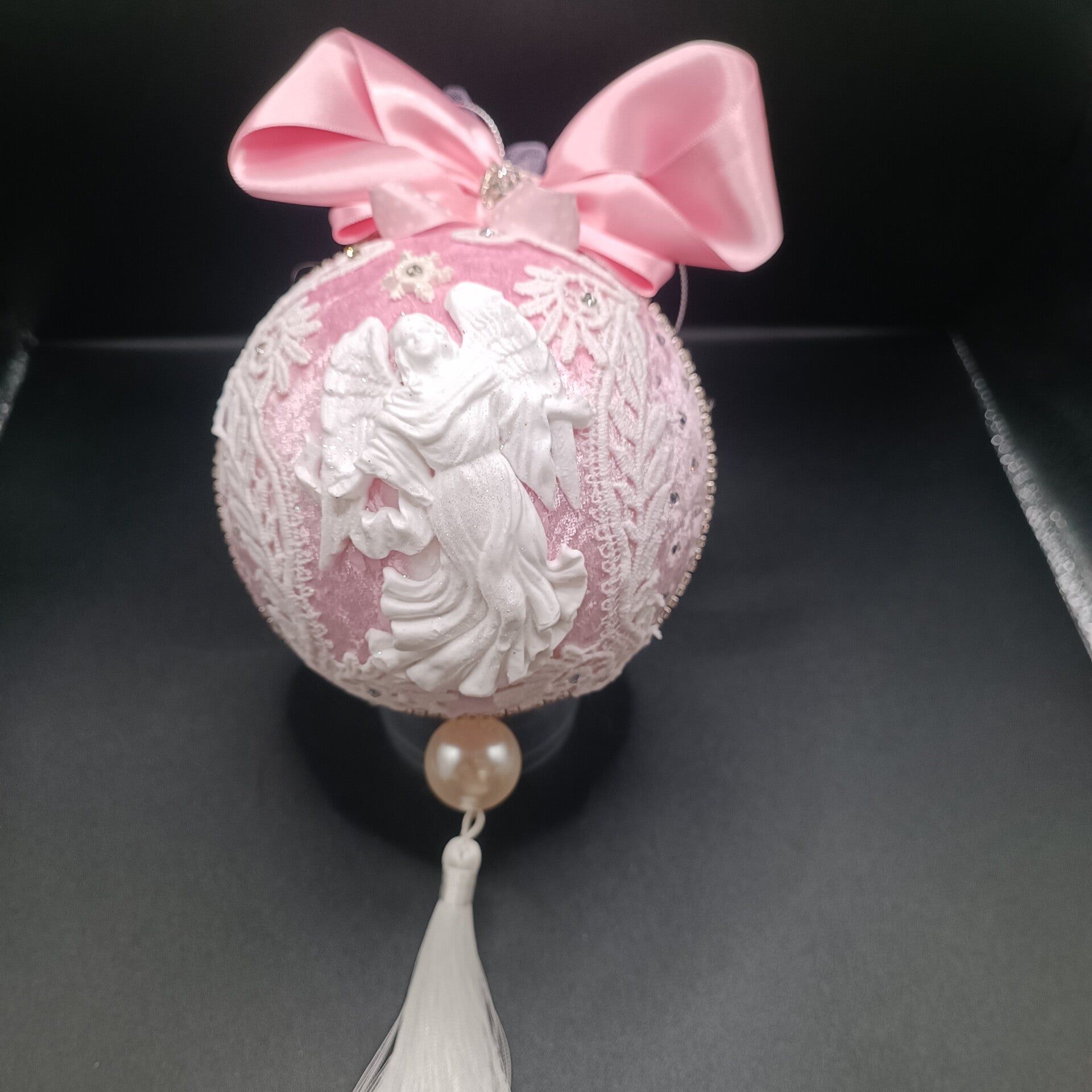 Boule de Noel Artisanale en velours Rose& Blanche décorées de moulures d'art