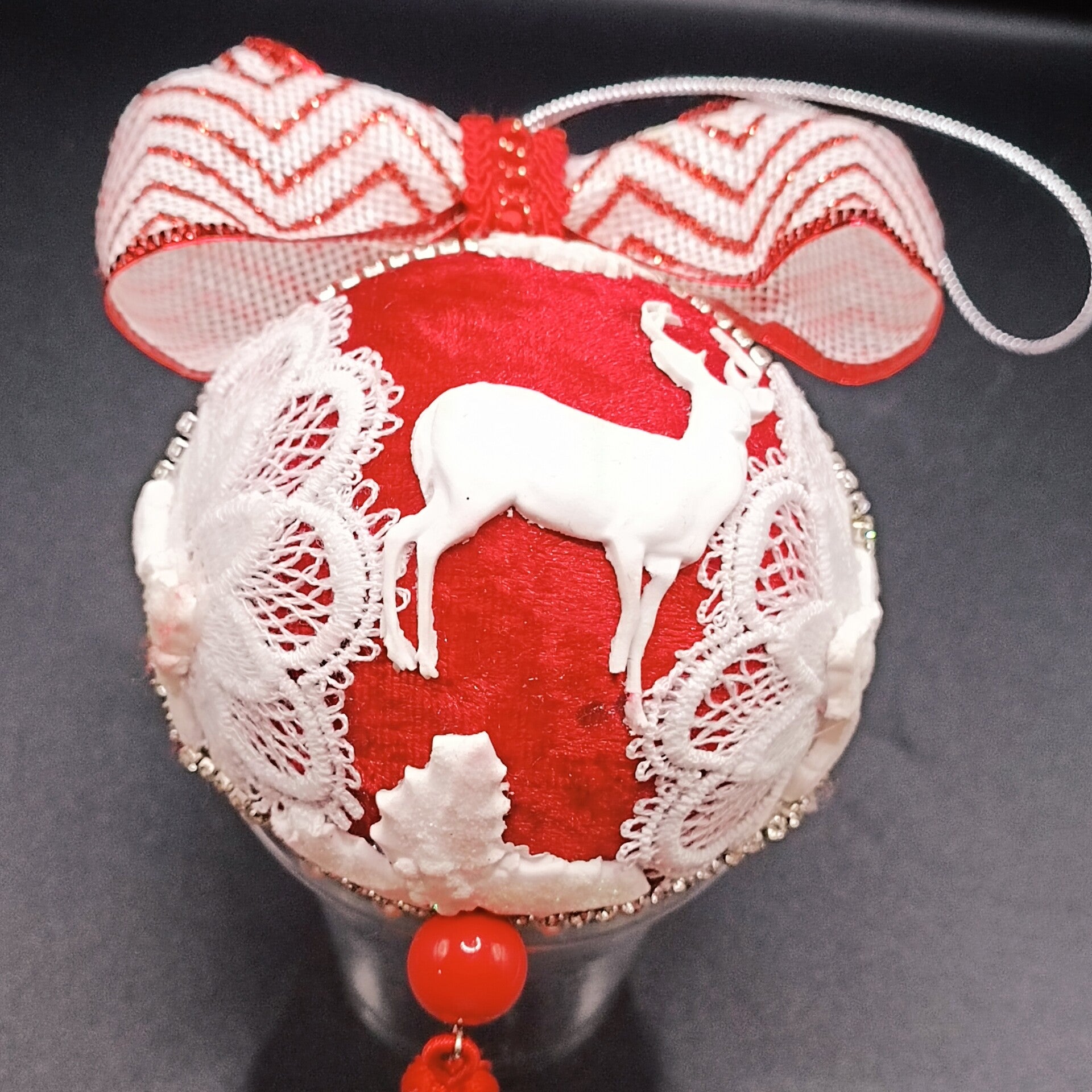 Boule de Noel Artisanale en velours Rouge décorées de moulures d'art