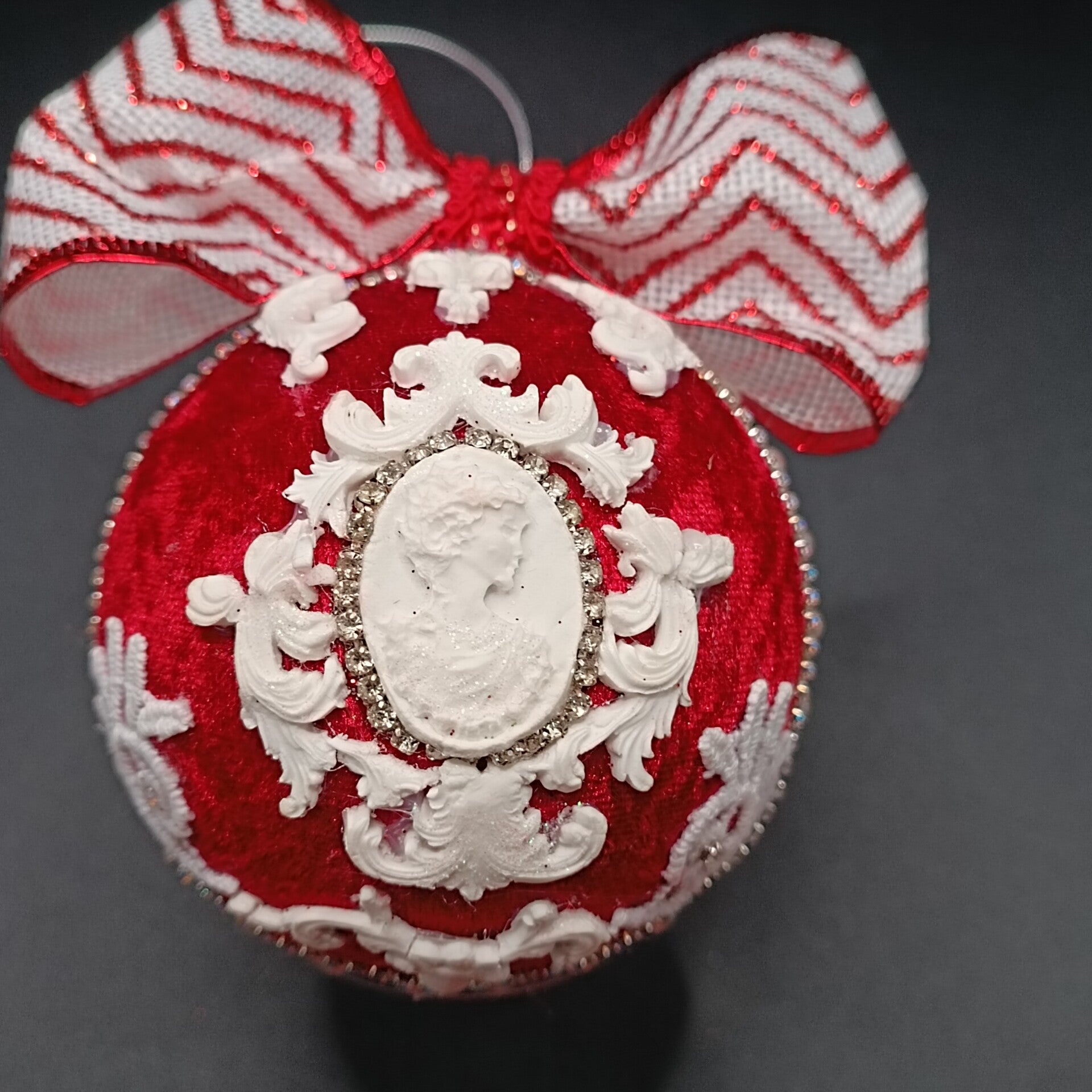Boule de Noel Artisanale en velours Rouge décorées de moulures d'art