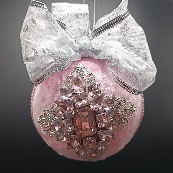 Boule de Noel Artisanale en velours Rose décoree en Filigrane &Cristaux
