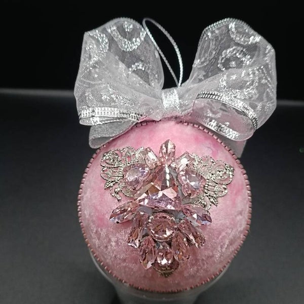 Boule de Noel Artisanale en velours Rose décoree en Filigrane &Cristaux