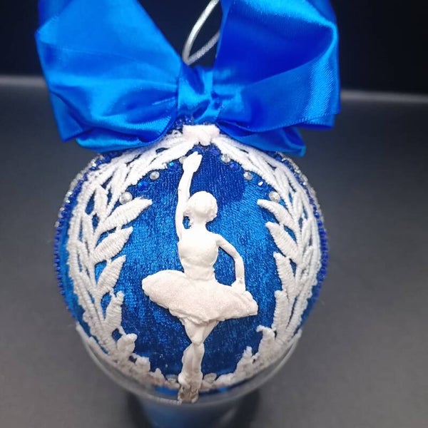 Boule de Noel Artisanale en velours Bleu Royal décorées de moulures d'art