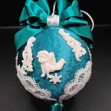 Boule de Noel Artisanale en velours Vert Emeraude décorées de moulures d'art