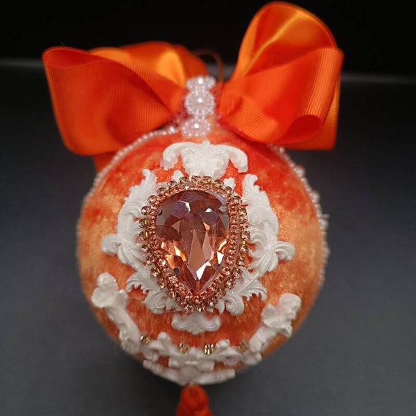 Boule de Noel Artisanale en velours Orange décorées de moulures d'art