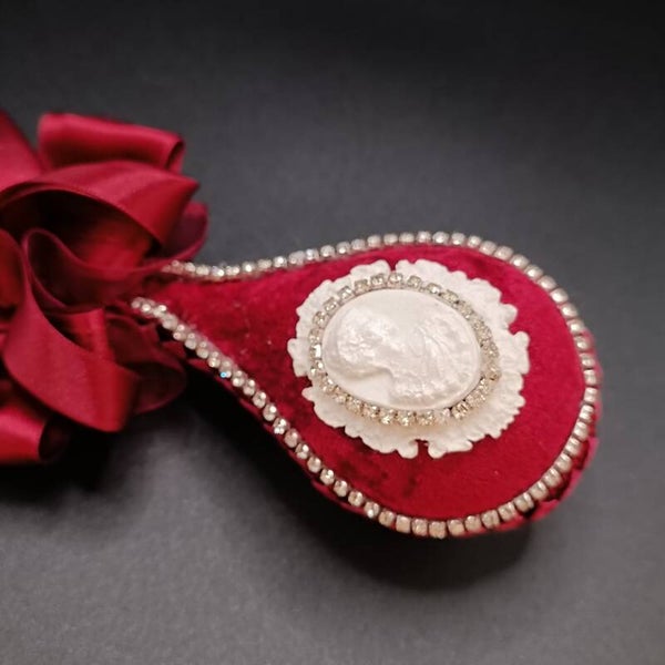 Boule -Goutte de Noel Artisanale en velours Bordeaux décorées de moulures d'art