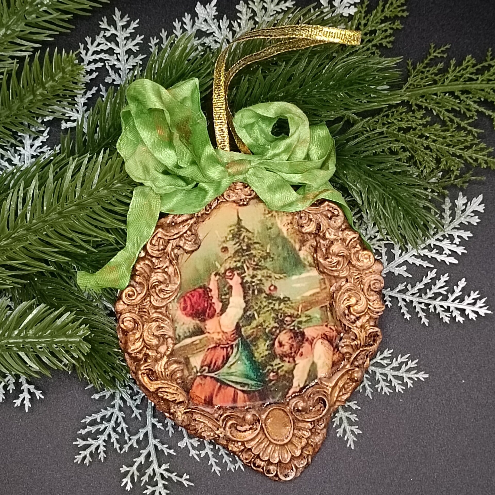 Ornement Vintage pour sapin de Noel, Médaillon Retro Artisanal décoré en découpage & moulures d'art