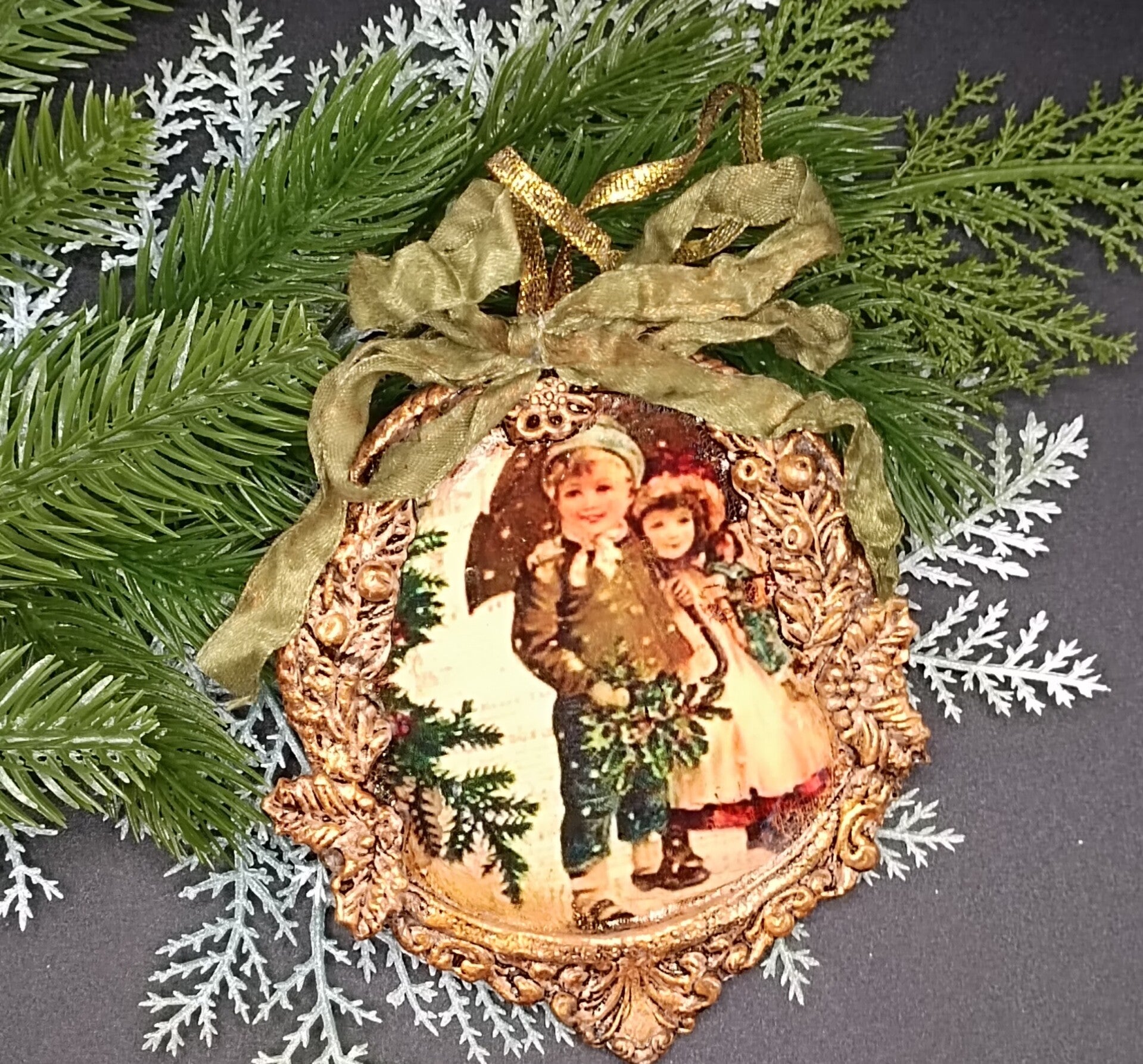Ornement Vintage pour sapin de Noel, Médaillon Retro Artisanal décoré en découpage & moulures d'art