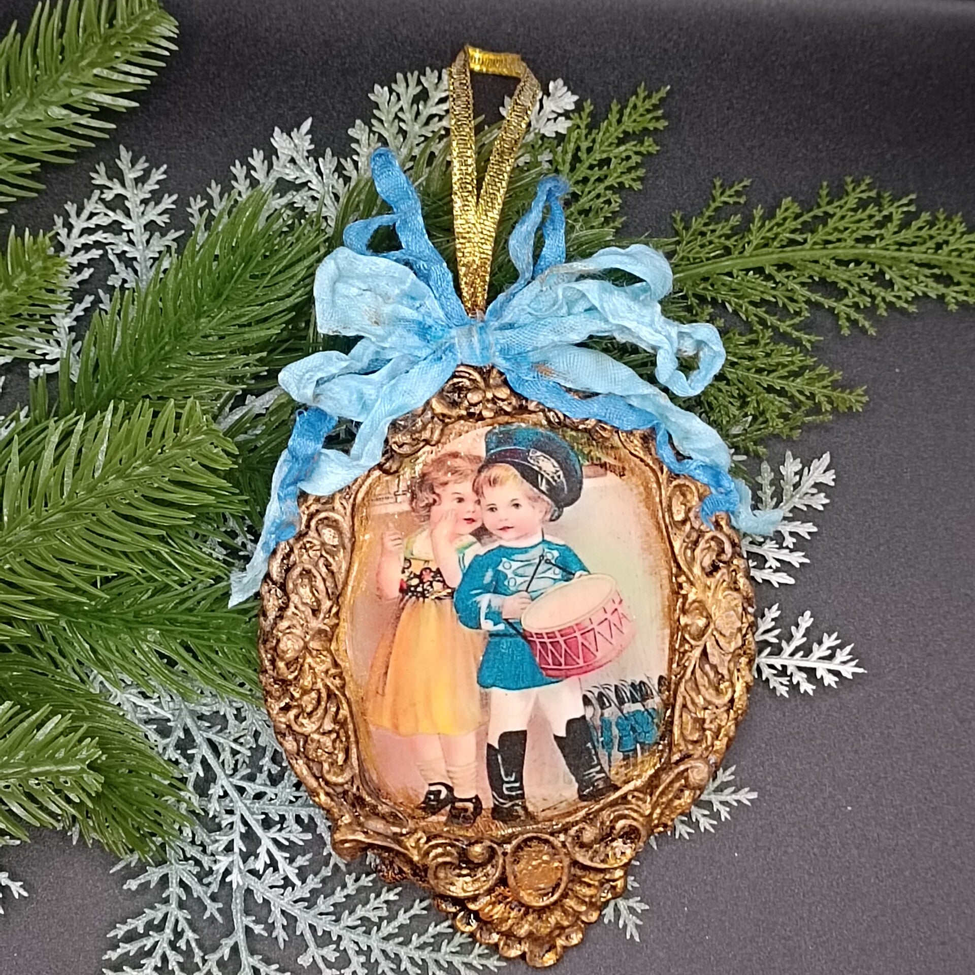 Ornement Vintage pour sapin de Noel, Médaillon Retro Artisanal décoré en découpage & moulures d'art