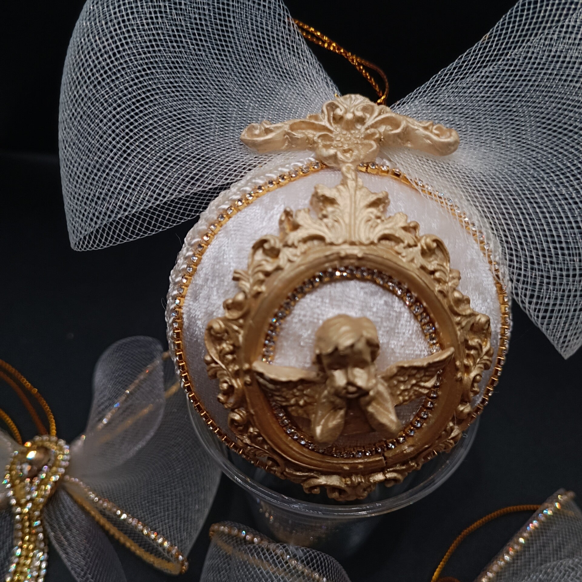 Boule de Noel Artisanale en velours Crème décorée de moulures d'art doré Versaille