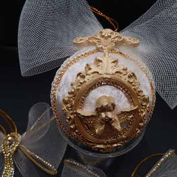 Boule de Noel Artisanale en velours Crème décorée de moulures d'art doré Versaille