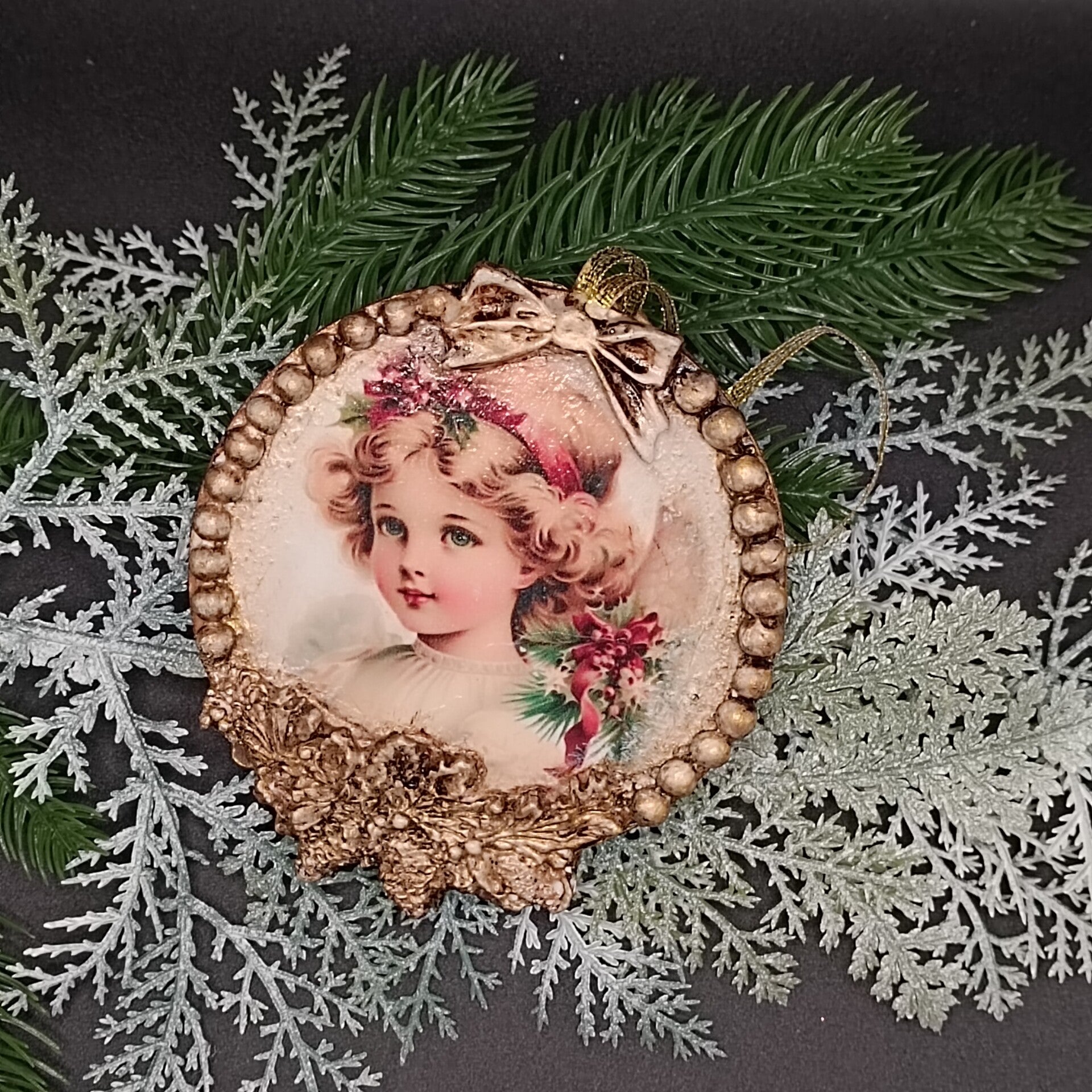 Ornement Vintage pour sapin de Noel, Médaillon Retro Artisanale décorées en découpage & moulures d'art