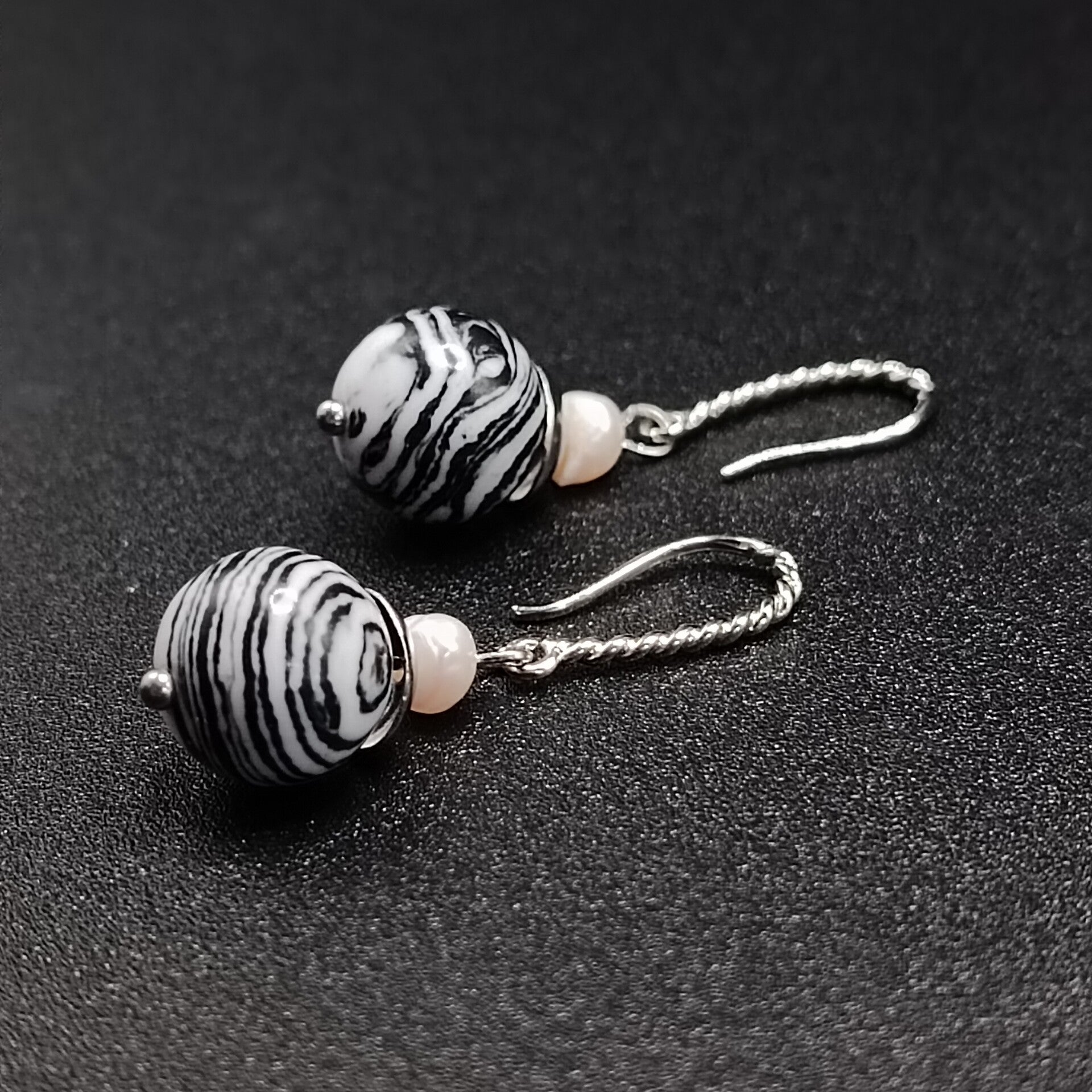 Boucles d'oreiiles Crochets en Jaspe Zebre et Nacre Blanche