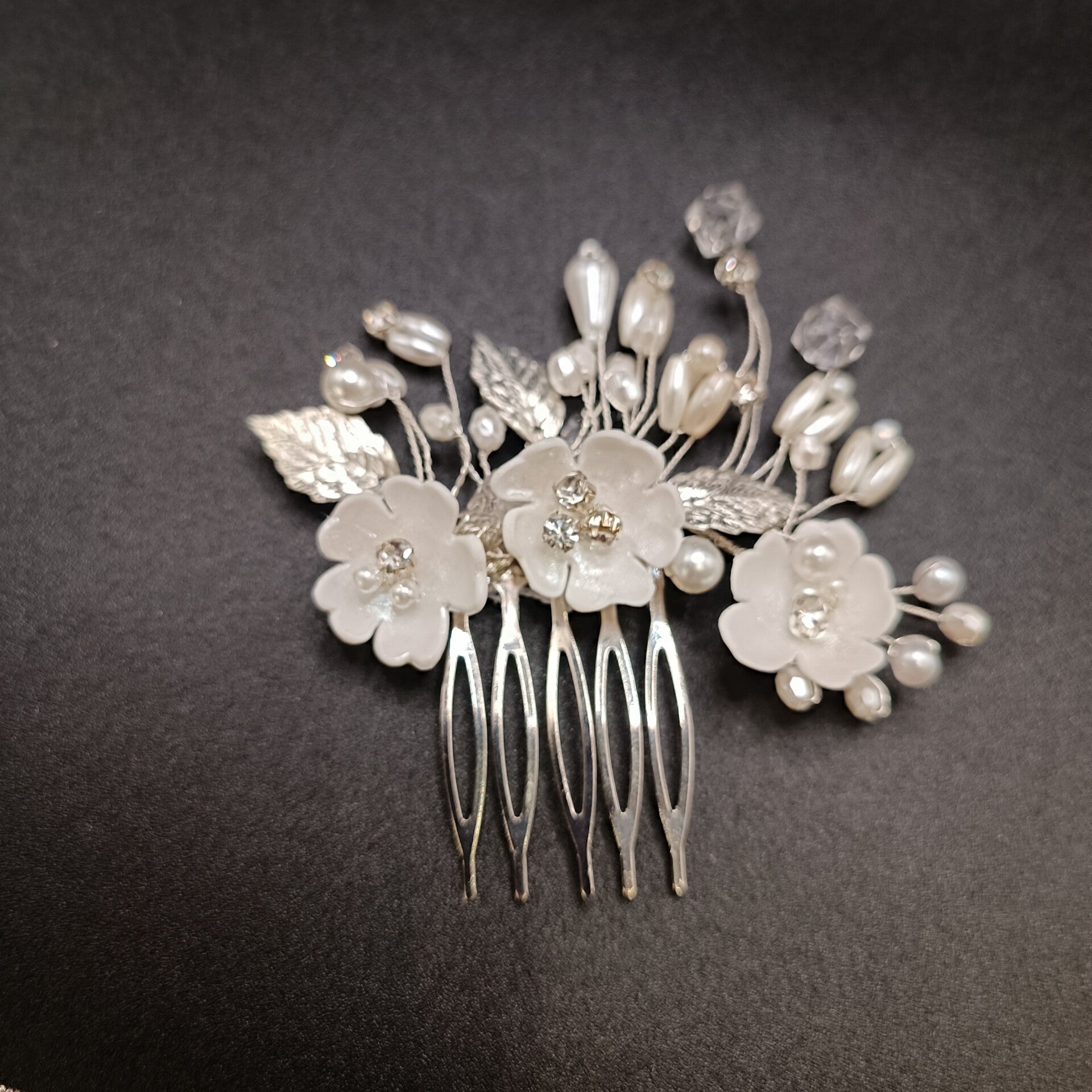 Peigne à cheveux Argenté et Blanc en Perles Nacrées et Cristaux, accessoire de coiffure pour mariage