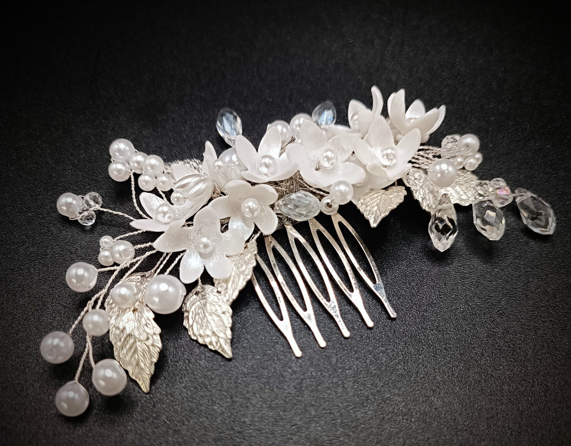 Peigne à cheveux Argenté et Blanc en Perles Nacrées et Cristaux, accessoire de coiffure pour mariage
