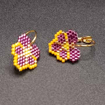 Boucles d'oreilles dormeuses Pensée tissées Brick Stitch en Perles Miyuki