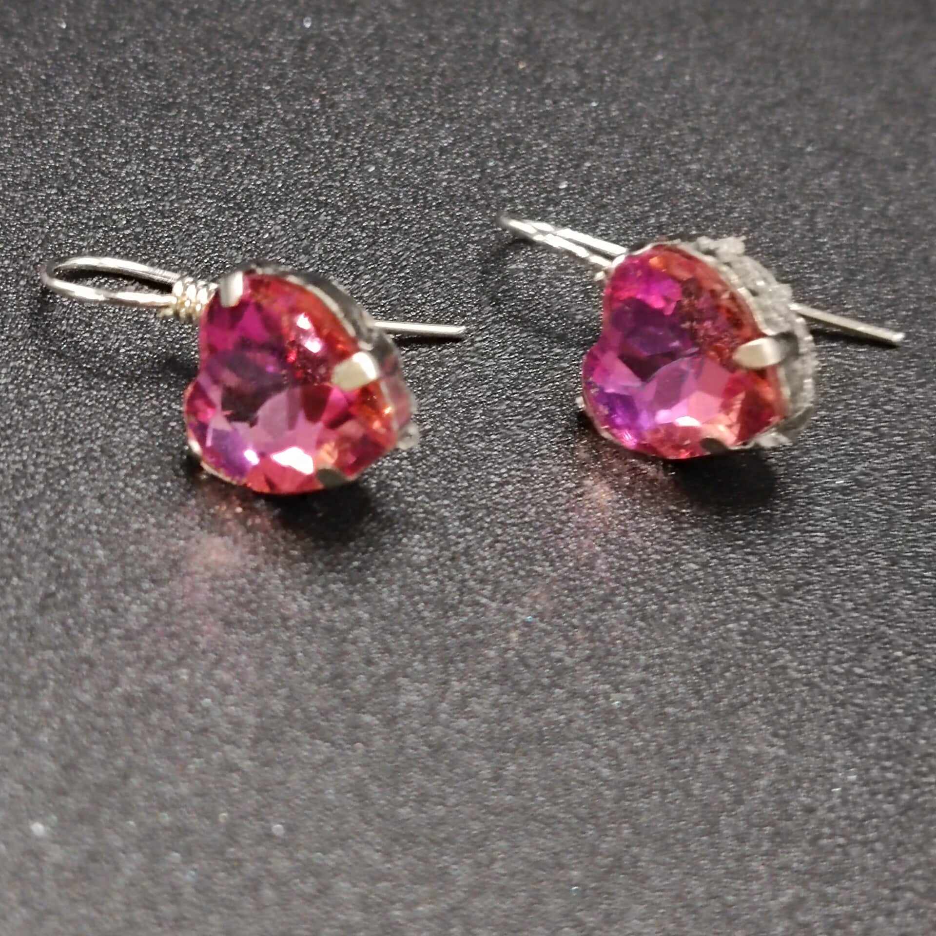 Boucles d'oreilles Crochets Freeform en Cristal Rose Claire Boréale en forme Coeur