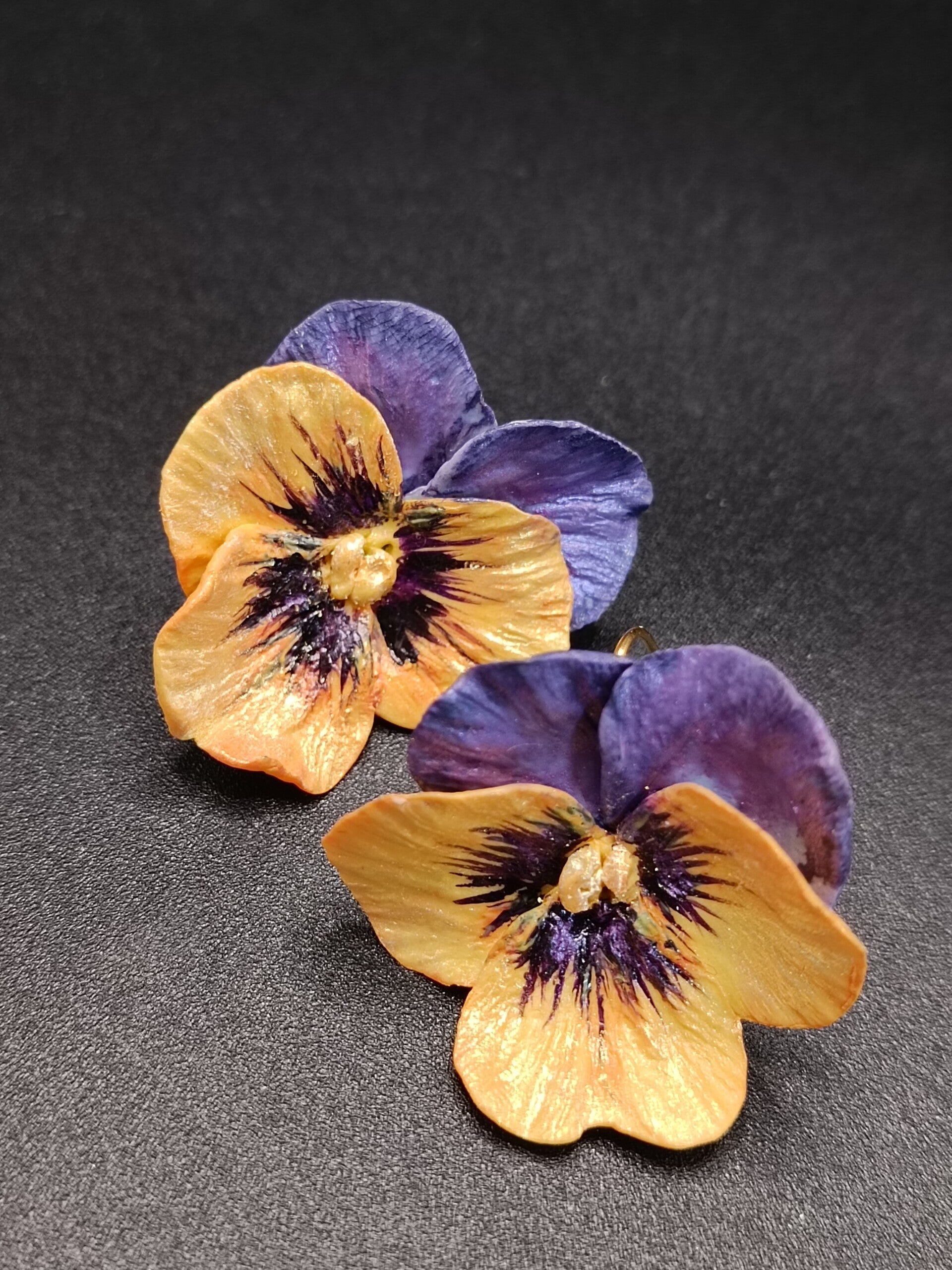 Boucles d'oreilles Crochets "Pensées" en Cernit