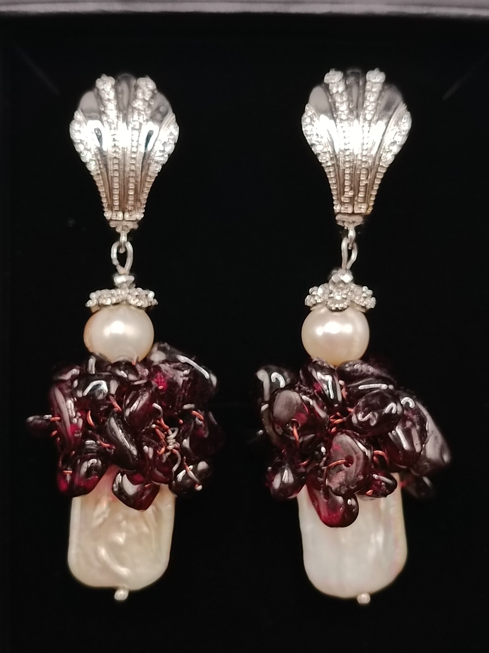 Boucles d'oreilles  Cliquets  en Grenat Baroques & Nacre Banche