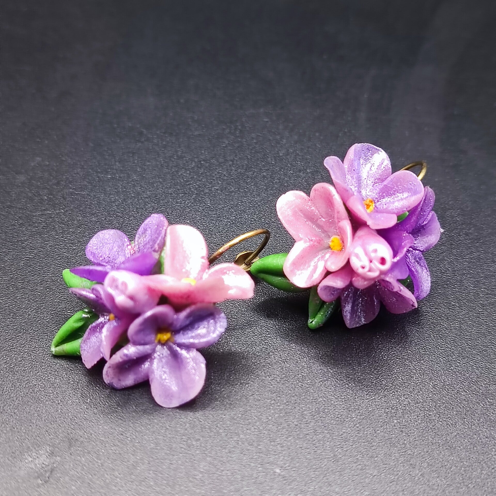 Boucles d'oreilles Dormeuses "Lilas" en Cernit - pâte polymère