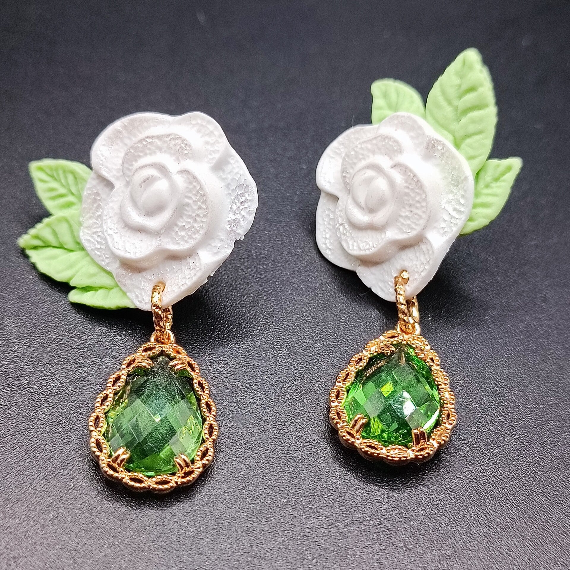 Boucles d'oreilles Clous "Rose Blanche" en Cernit