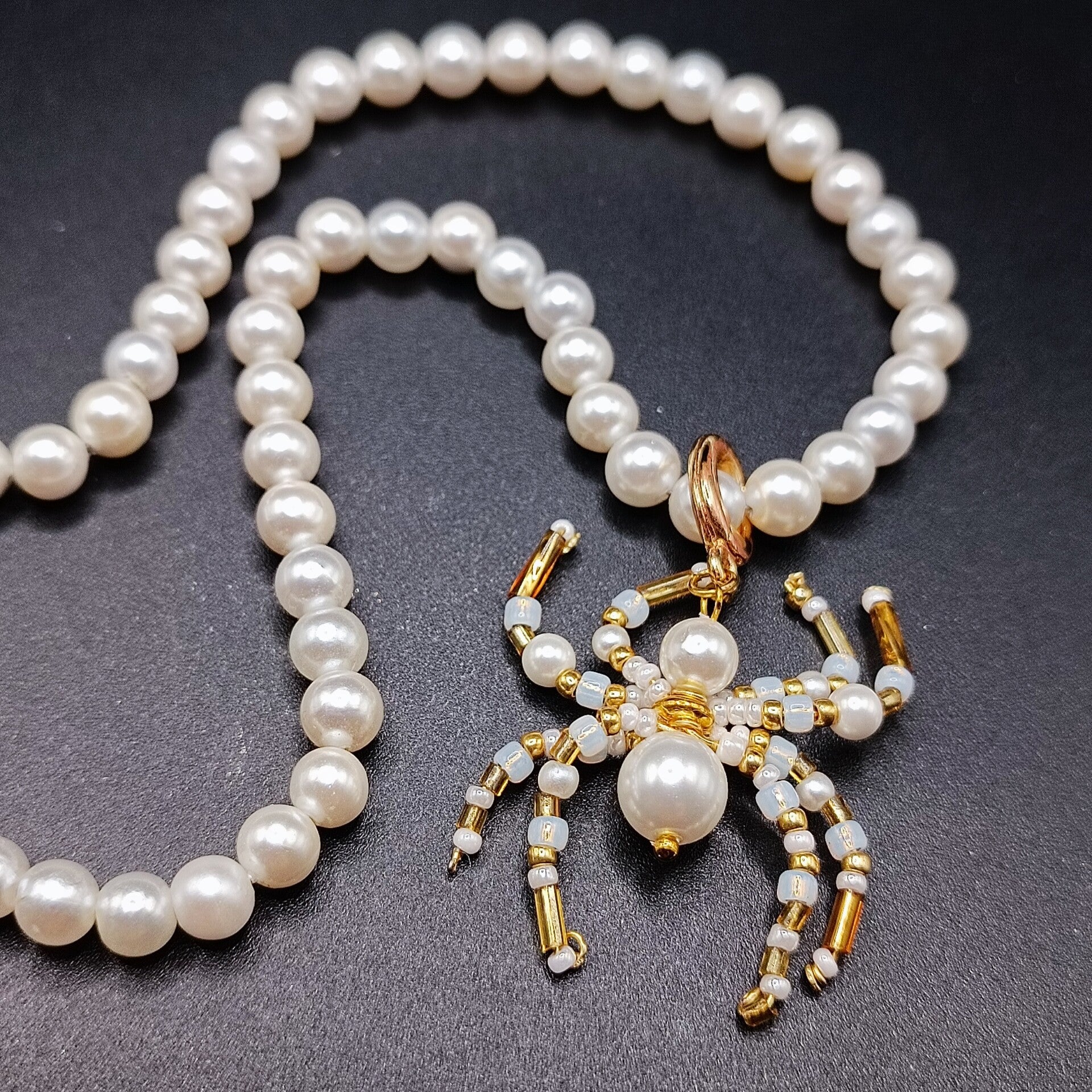 Pendentif Araignée amovible en Nacre Blanche